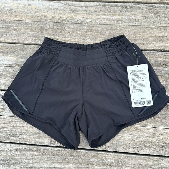 lululemon athletica Pants - Lululemon Hotty Hot Short Long 4" Black size 6 NWT